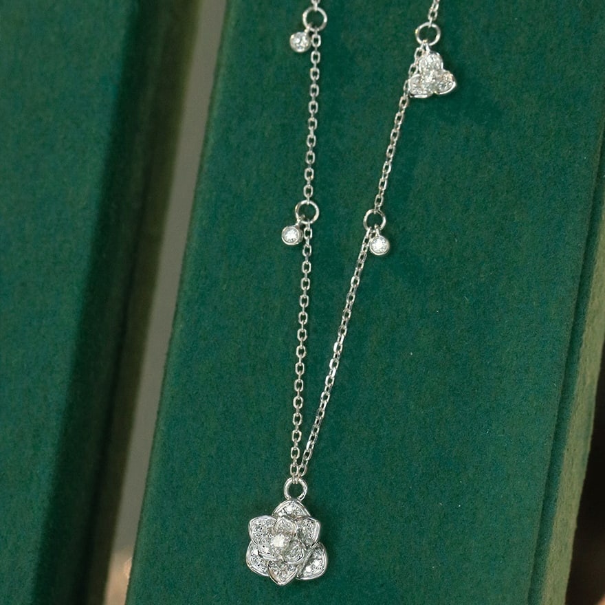 14k Gold 0.25 Ct Natural H Diamond & Flowers Necklace: Ref:230947169 // gold content:14k gold // main gemstone:diamond // shape:round // carat weight:0. 25ct // clarity grade:vs-si // color:h // treatment:natural // cut grade:g // Low Estimate: