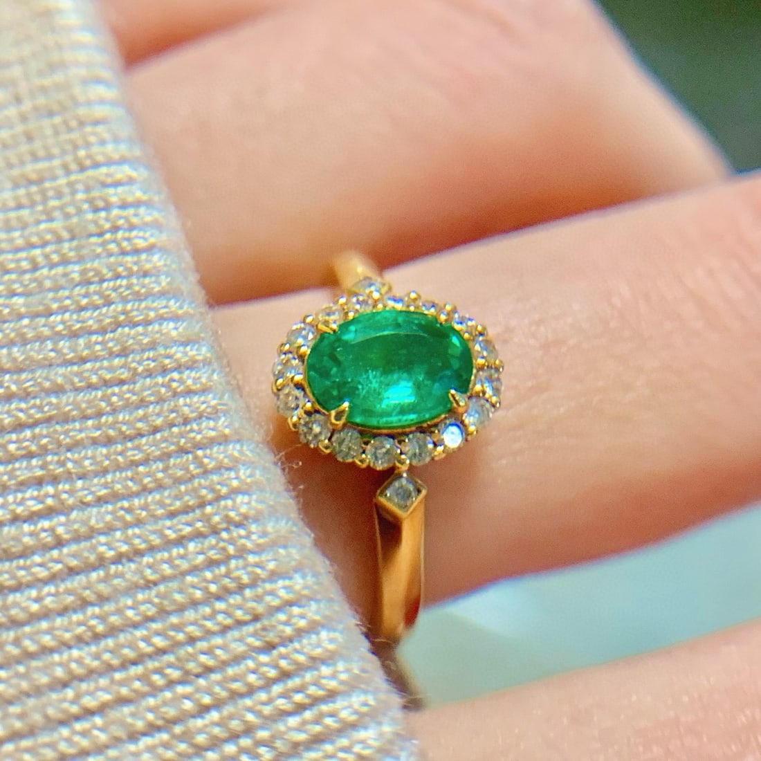 14k Gold 0.85 Ct Natural Emerald & Diamond Ring - 6