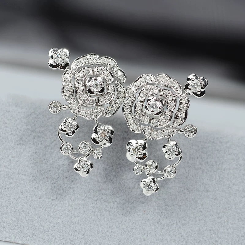 14k Gold 0.6 Ct Natural H Diamond & Flowers Earrings: Ref:230948028 // gold content:14k gold // main gemstone:diamond // shape:round // carat weight:0. 6ct // clarity grade:vs-si // color:h // treatment:natural // cut grade:g // Condition: NewLow