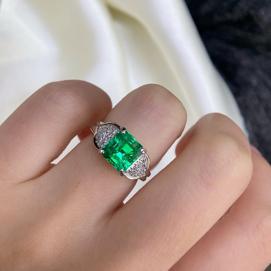 14k Gold 2.94 Ctw Vivid Green Natural Emerald & Diamond Ring - 3