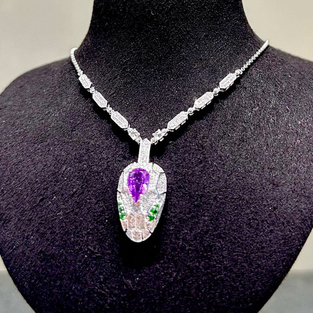 14k Gold 2.05 Ct Natural Sapphire & Diamond Necklace: Ref:230948107 // gold content:14k gold // main gemstone:sapphire // shape:pear // carat weight:2. 05ct // color:purple // treatment:natural // // adjacent gemstone 2 : diamond // shape:round //