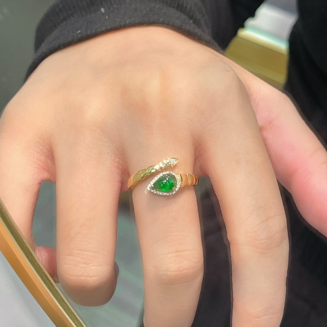 14k Gold 0.88 Ctw Vivid Green Natural Emerald & Diamond Ring - 2