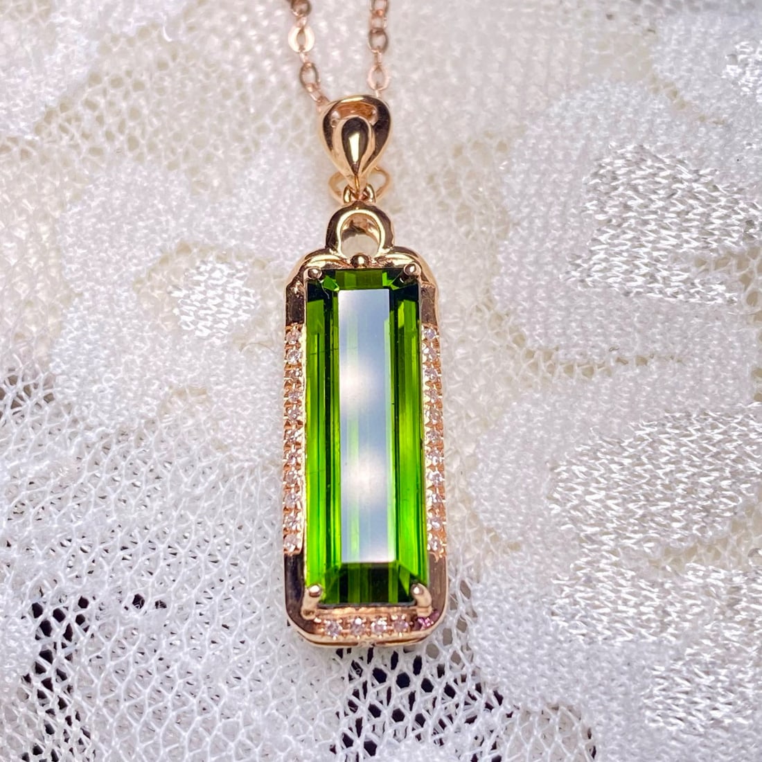 14k Gold 3.35 Ct Natural Tourmaline & Diamond Pendant( Without Chain ): Ref:230948197 // gold content:14k gold // main gemstone:tourmaline // shape:octagonal // carat weight:3. 35ct // color:green // treatment:natural // // adjacent gemstone 2 : diamond // number of