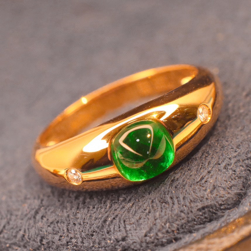 14k Gold 1.03 Ctw Vivid Green Natural Emerald & Diamond Ring: Ref:230948219 // gold content:14k gold // ring size:7. 25us // // main gemstone:emerald // shape:suger-loaf // carat weight:1ct // color:vivid green // treatment:natural // // adjacent gemstone 2 : di