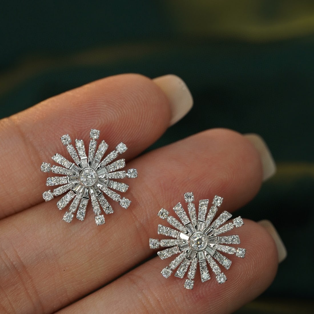 14k Gold 1.04 Ct Natural H Diamond Earrings: Ref:230948281 // gold content:14k gold // main gemstone:diamond // shape:multiply // carat weight:1. 04ct // clarity grade:vs-si // color:h // treatment:natural // Low Estimate: 5700Condition: