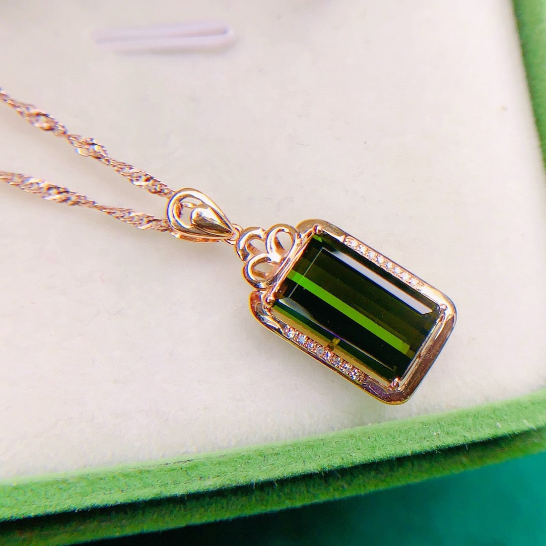 14k Gold 4.75 Ctw Natural Tourmaline & Diamond Pendant( Without Chain ): Ref:230948282 // gold content:14k gold // main gemstone:tourmaline // shape:octagonal // carat weight:4. 7ct // color:green // treatment:natural // // adjacent gemstone 2 : diamond // number of