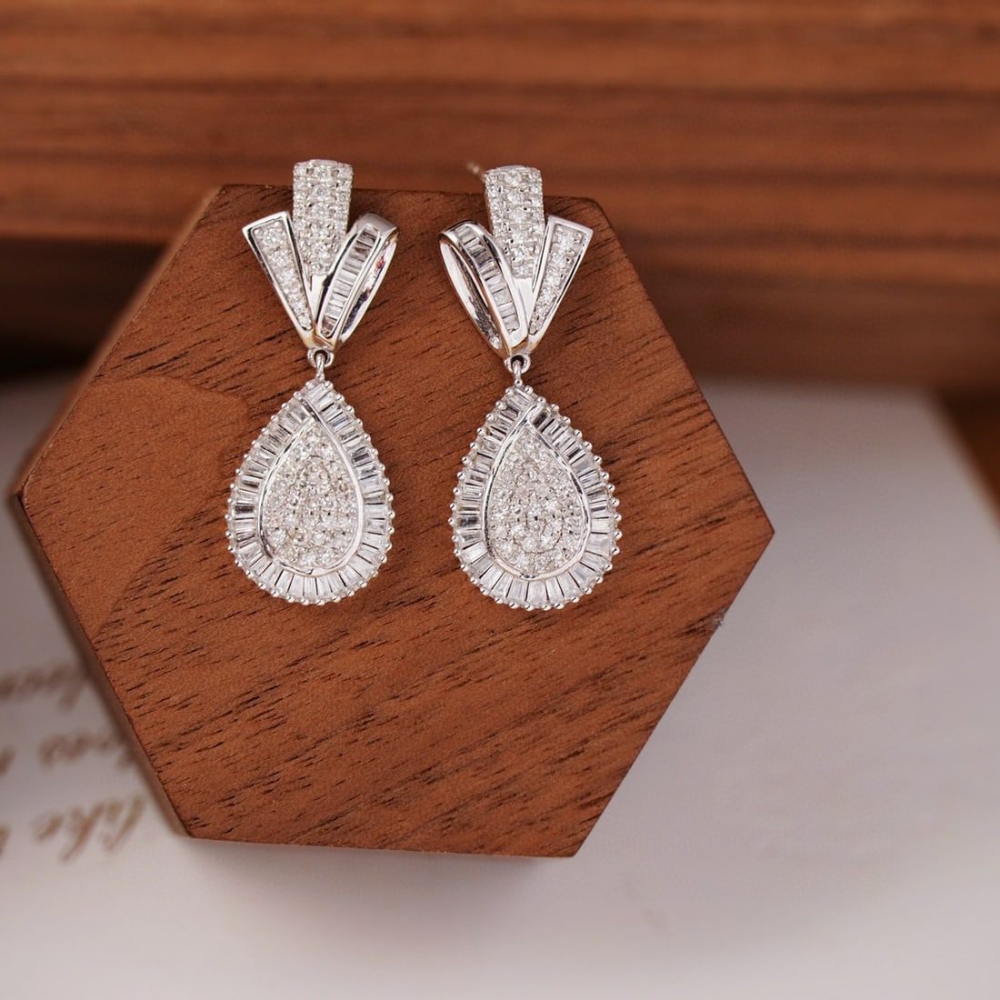 14k Gold 0.88 Ct Natural H Diamond Earrings: Ref:230948325 // gold content:14k gold // main gemstone:diamond // shape:multiply // carat weight:0. 88ct // clarity grade:vs-si // color:h // treatment:natural // High Estimate: 6600Low Estimate: