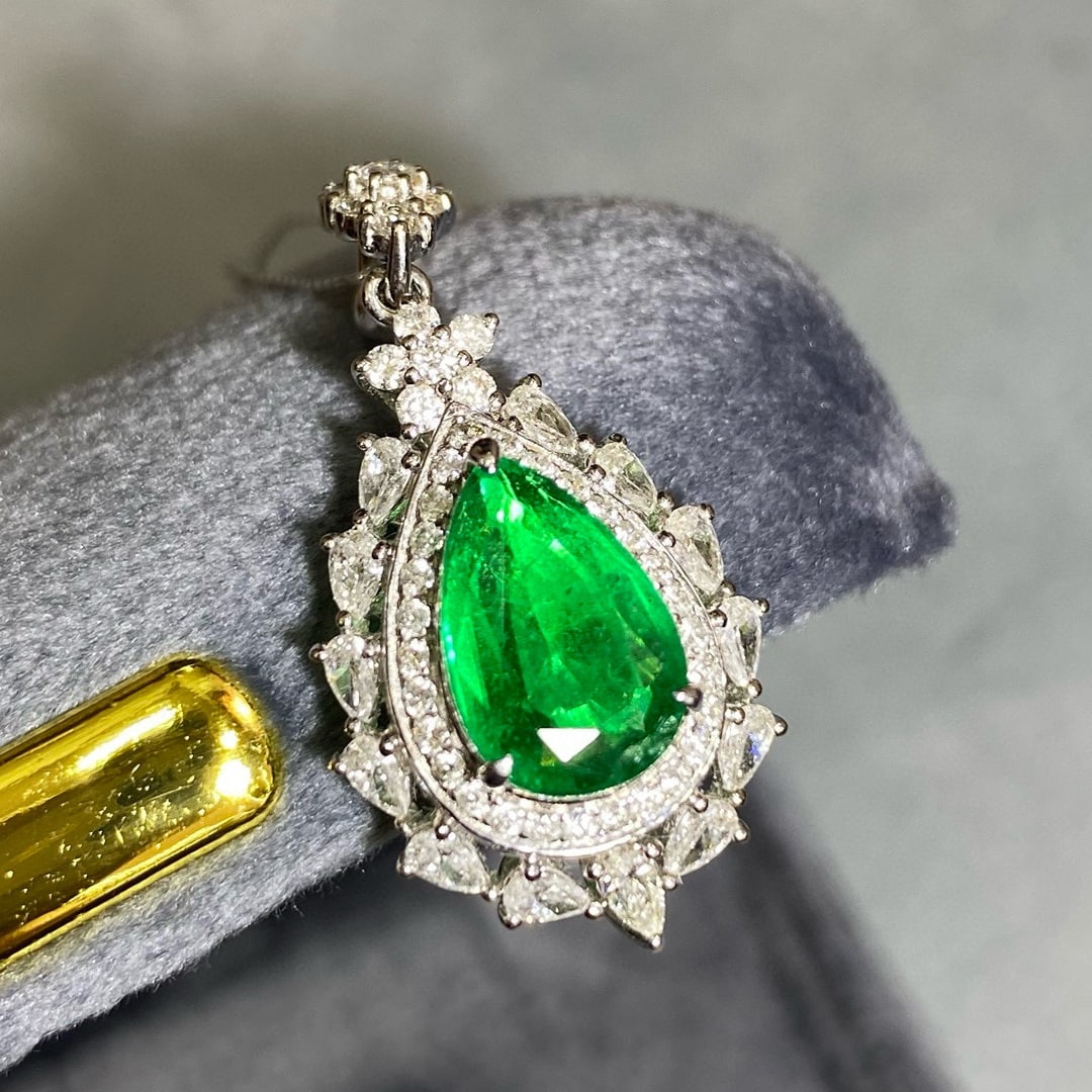 14k Gold 2.74 Ctw Vivid Green Natural Emerald & Diamond Pendant( Without Chain ): Ref:230948331 // gold content:14k gold // main gemstone:emerald // shape:pear // carat weight:1. 92ct // color:vivid green // treatment:natural // // adjacent gemstone 2 : diamond // shape:multiply