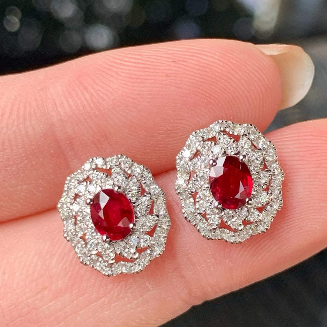 14k Gold 1.28 Ctw Natural Ruby & Diamond Earrings: Ref:230948378 // gold content:14k gold // main gemstone:ruby // shape:oval // carat weight:0. 75ct // color:pigeonblood red // treatment:natural // // adjacent gemstone 2 : diamond // shape:round