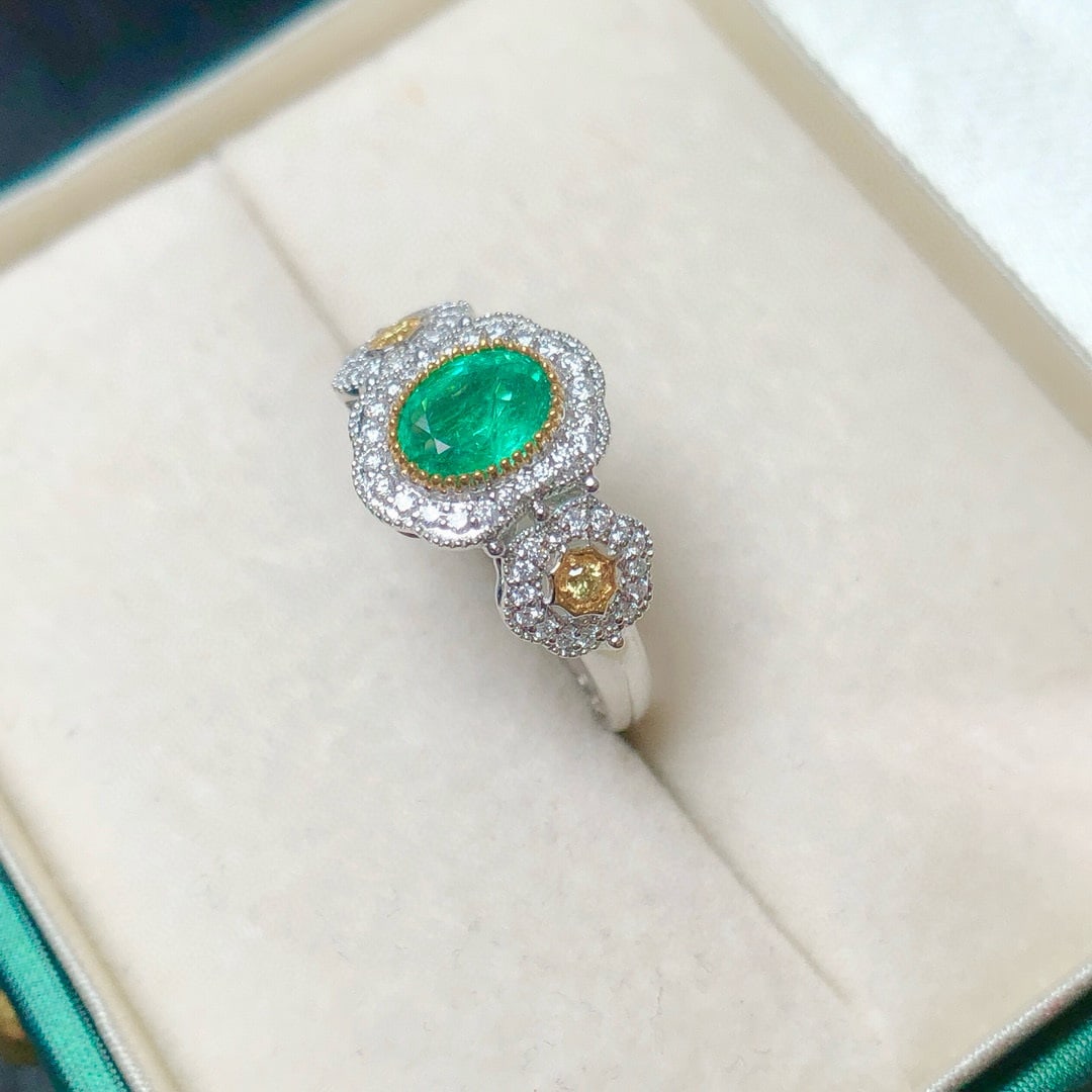 14k Gold 0.92 Ctw Natural Emerald & Diamond Ring: Ref:230948380 // gold content:14k gold // ring size:7. 25us // // main gemstone:emerald // shape:oval // carat weight:0. 70ct // color:green // treatment:natural // // adjacent gemstone 2 :