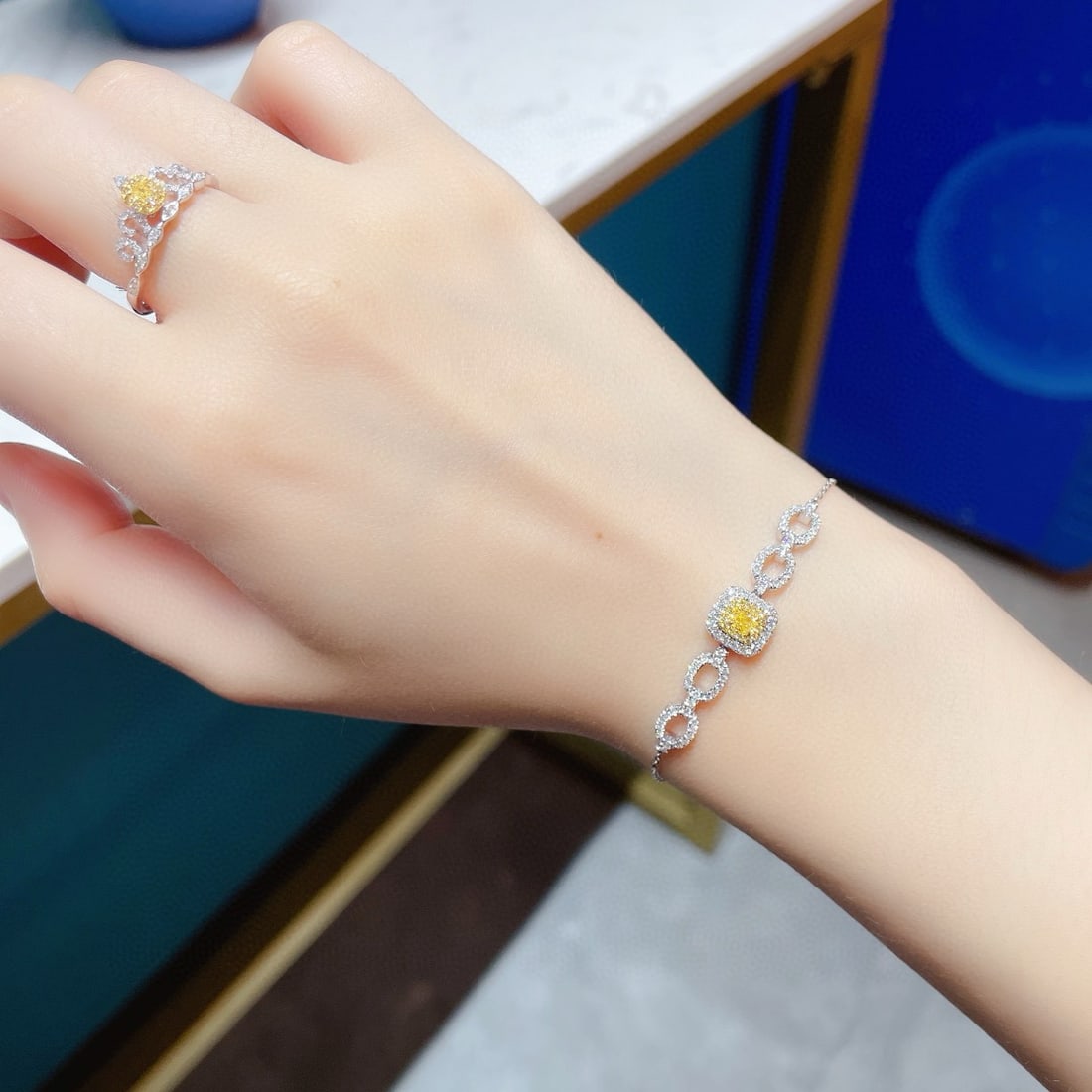 14k Gold 0.62 Ctw Natural Yellow Diamond & Diamond Bracelet - 3