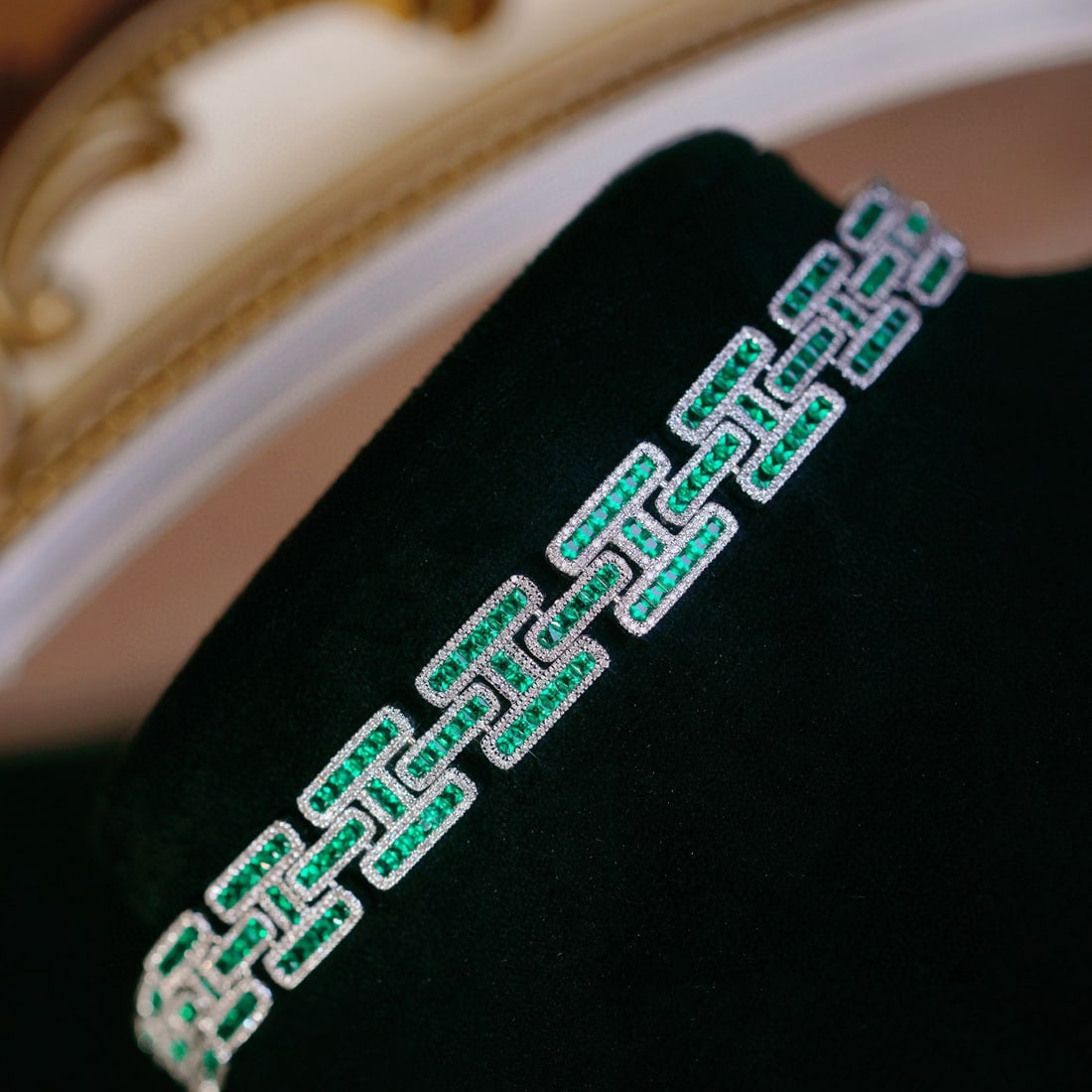 14k Gold 6.10 Ctw Natural Emerald & Diamond Bracelet: Ref:230955050 // gold content:14k gold // main gemstone:emerald // shape:princess // carat weight:4. 60ct // color:green // treatment:natural // // adjacent gemstone 2 : diamond // shape:round //