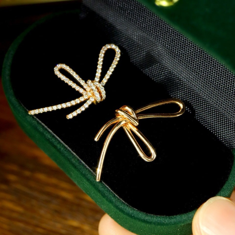 14k Gold 0.46 Ct Natural H Diamond Earrings: Ref:230955107 // gold content:14k gold // main gemstone:diamond // shape:round // carat weight:0. 46ct // clarity grade:vs-si // color:h // treatment:natural // cut grade:g // High Estimate: 6600Low