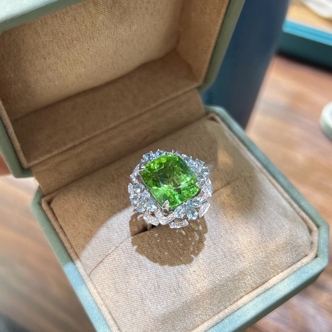 14k Gold 14.19 Ctw Natural Peridot & Diamond Ring - 2