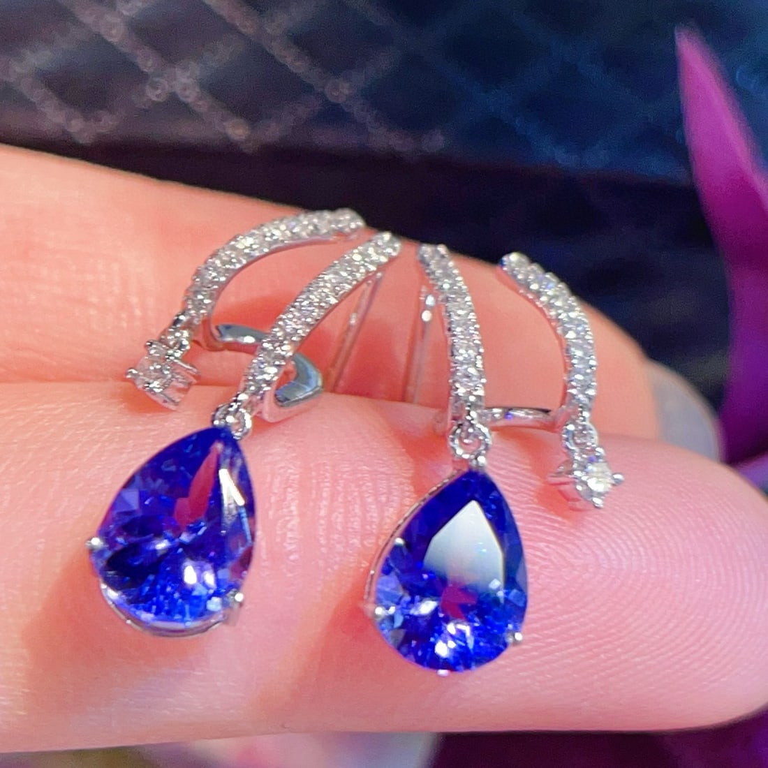 14k Gold 2.2 Ct Natural Tanzanite & Diamond Earrings: Ref:230955165 // gold content:14k gold // main gemstone:tanzanite // shape:pear // carat weight:2. 2ct // color:blue // treatment:natural // // adjacent gemstone 2 : diamond // shape:round //