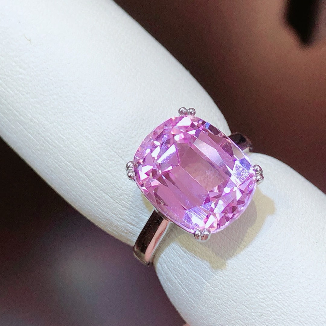 14k Gold 8.8 Ct Natural Kunzite Ring: Ref:230955204 // gold content:14k gold // ring size:7. 25us // // main gemstone:kunzite // shape:cushion // carat weight:8. 8ct // color:purple // treatment:natural // High Estimate: 5000Low