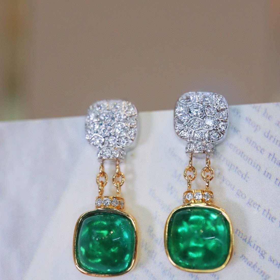 14k Gold 2.96 Ctw Vivid Green Natural Emerald & Diamond Earrings: Ref:230955226 // gold content:14k gold // main gemstone:emerald // shape:suger-loaf // carat weight:2. 75ct // color:vivid green // treatment:natural // // adjacent gemstone 2 : diamond //