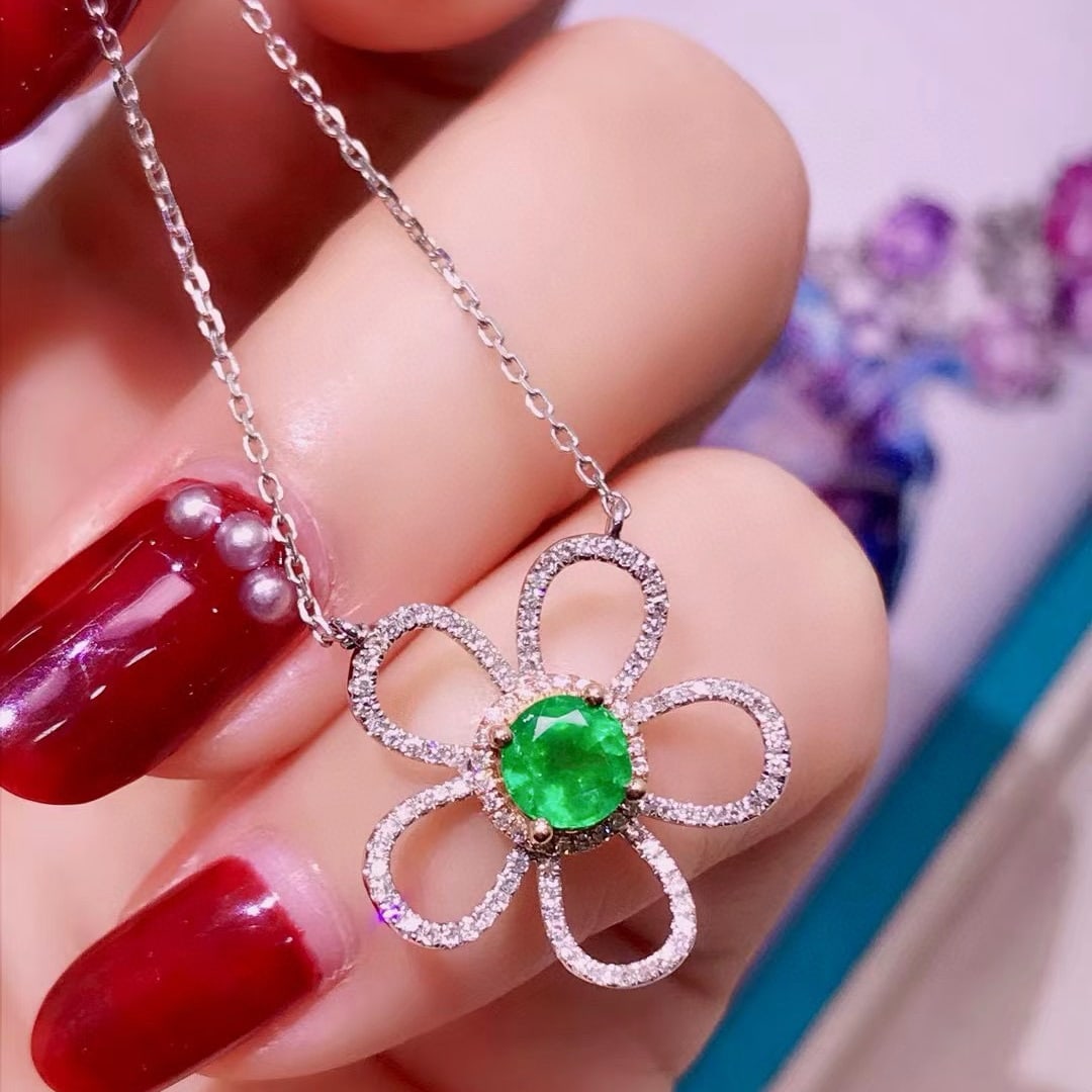 14k Gold 0.8 Ctw Vivid Green Natural Emerald & Diamond & Flowers Necklace: Ref:230955231 // gold content:14k gold // main gemstone:emerald // shape:round // carat weight:0. 5ct // color:vivid green // treatment:natural // cut grade:g // // adjacent gemstone 2 : diamond //