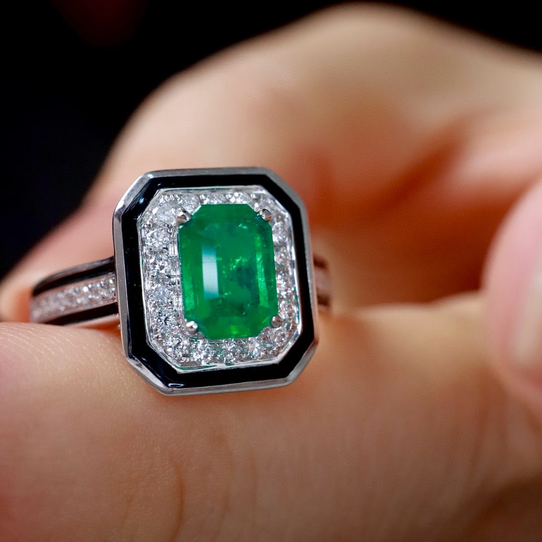 14k Gold 1.08 Ctw Vivid Green Natural Emerald & Diamond Ring: Ref:230956058 // gold content:14k gold // ring size:7. 25us // // main gemstone:emerald // shape:octagonal // carat weight:0. 81ct // color:vivid green // treatment:natural // // adjacent gemstone