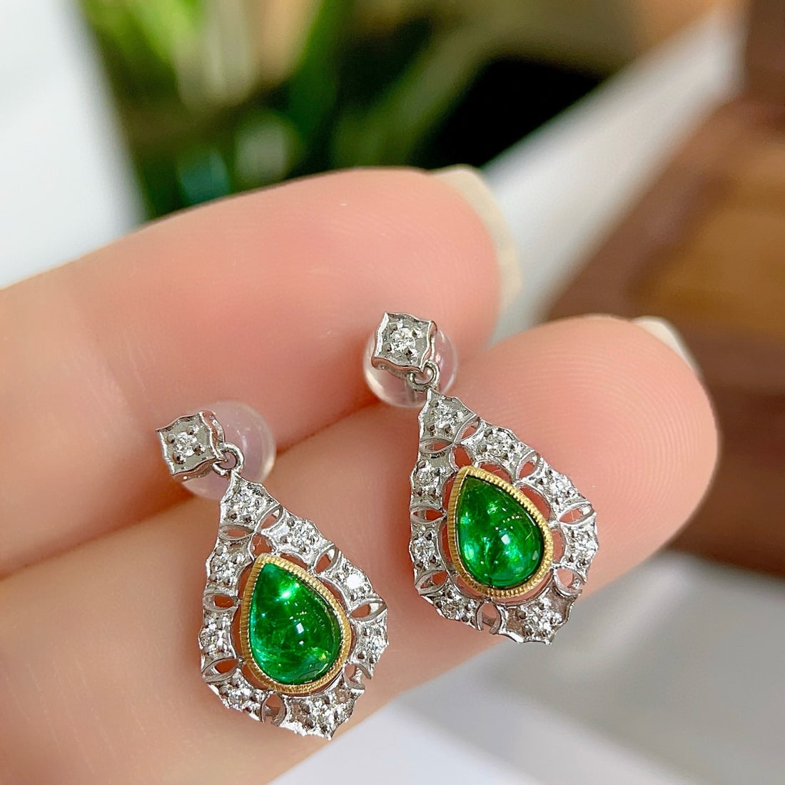 14k Gold 1.21 Ctw Vivid Green Natural Emerald & Diamond Earrings: Ref:230956103 // gold content:14k gold // main gemstone:emerald // shape:pear // carat weight:1. 03ct // color:vivid green // treatment:natural // // adjacent gemstone 2 : diamond // shape:round //