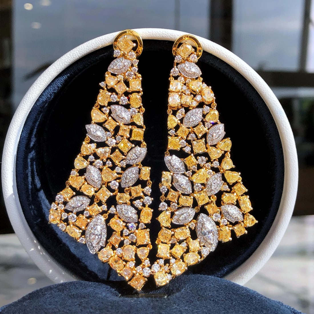 14k Gold 16.96 Ctw Natural Yellow Diamond & Diamond Earrings: Ref:230956104 // gold content:14k gold // main gemstone:yellow diamond // shape:multiply // carat weight:13. 14ct // color:yellow // treatment:natural // // adjacent gemstone 2 : diamond //