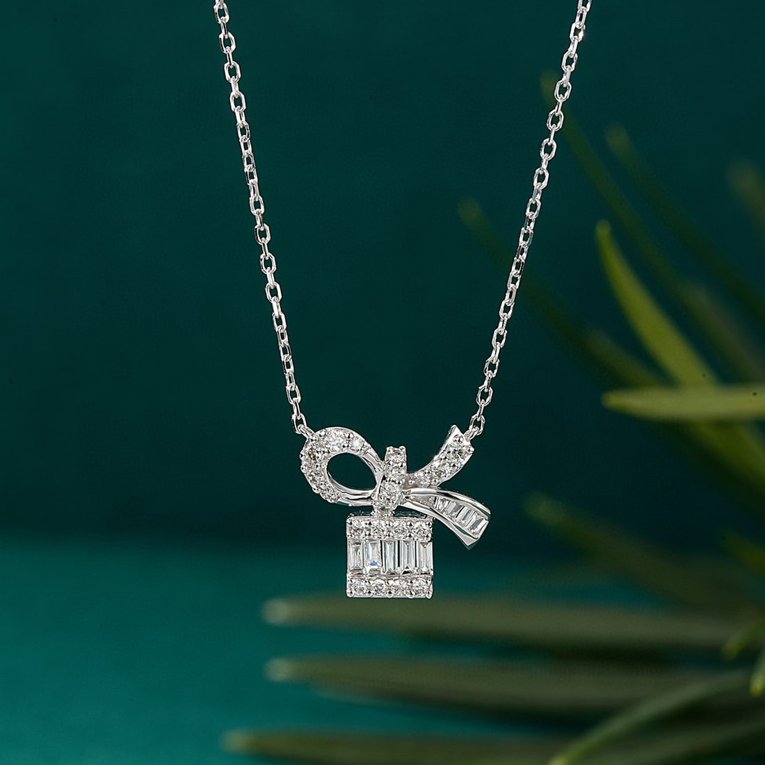 14k Gold 0.25 Ctw Natural H Diamond Necklace: Ref:230956425 // gold content:14k gold // main gemstone:diamond // shape:baguette // carat weight:0. 11ct // clarity grade:vs-si // color:h // treatment:natural // // adjacent gemstone 2 : diamond