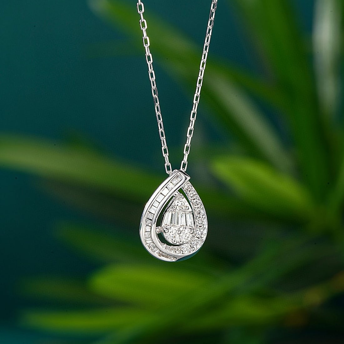 14k Gold 0.26 Ctw Natural H Diamond Pendant( Without Chain ): Ref:230956444 // gold content:14k gold // main gemstone:diamond // shape:baguette // carat weight:0. 13ct // clarity grade:vs-si // color:h // treatment:natural // // adjacent gemstone 2 : diamond