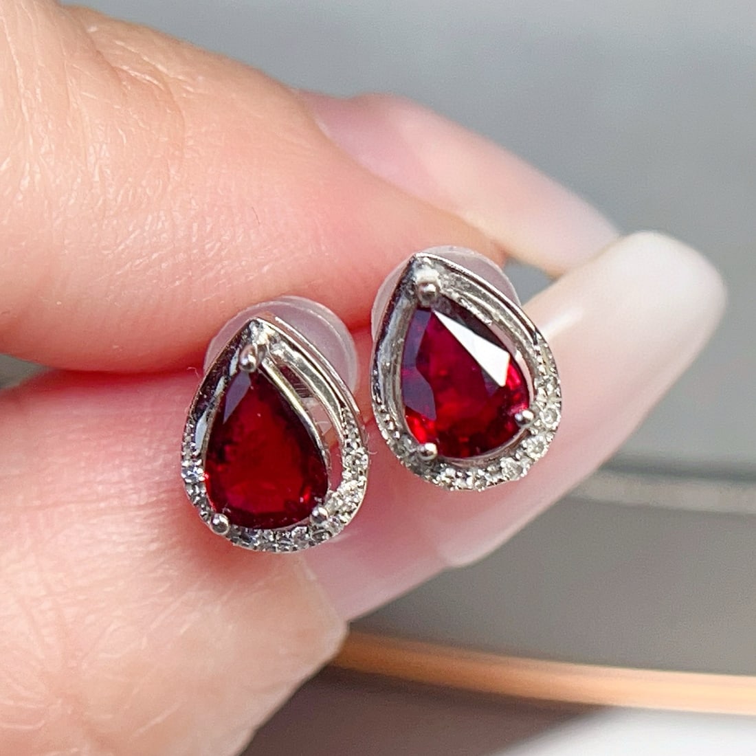 14k Gold 1 Ct Natural Ruby & Diamond Earrings: Ref:230951032 // gold content:14k gold // main gemstone:ruby // shape:pear // carat weight:1ct // color:pigeonblood red // treatment:natural // // adjacent gemstone 2 : diamond // number of
