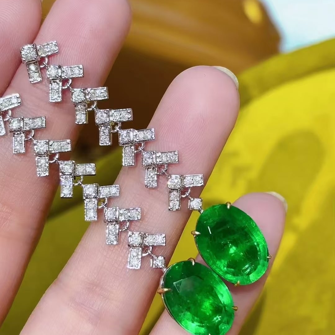 14k Gold 10.88 Ct Vivid Green Natural Emerald & Diamond Earrings: Ref:230951085 // gold content:14k gold // main gemstone:emerald // shape:oval // carat weight:10. 88ct // color:vivid green // treatment:natural // // adjacent gemstone 2 : diamond // shape:round