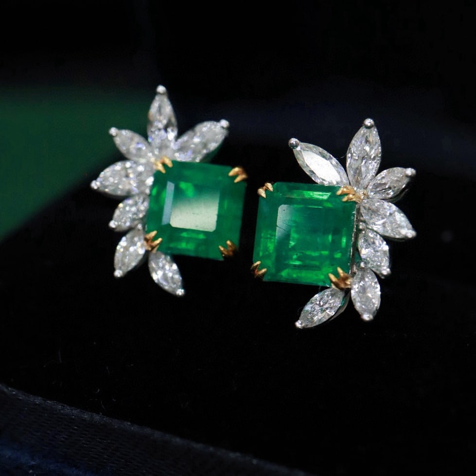 14k Gold 3.29 Ctw Vivid Green Natural Emerald & Diamond Earrings: Ref:230951087 // gold content:14k gold // main gemstone:emerald // shape:octagonal // carat weight:2. 57ct // color:vivid green // treatment:natural // // adjacent gemstone 2 : diamond //