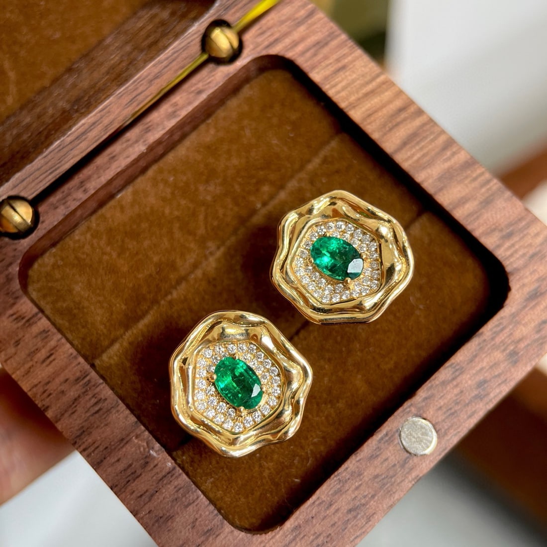 14k Gold 1.30 Ctw Vivid Green Natural Emerald & Diamond Earrings: Ref:230951092 // gold content:14k gold // main gemstone:emerald // shape:oval // carat weight:0. 96ct // color:vivid green // treatment:natural // // adjacent gemstone 2 : diamond // shape:round // ca