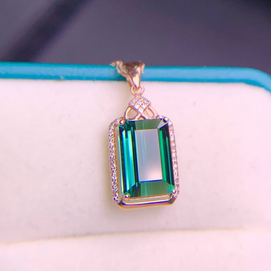 14k Gold 3.4 Ct Natural Tourmaline & Diamond Pendant( Without Chain ): Ref:230951111 // gold content:14k gold // main gemstone:tourmaline // shape:octagonal // carat weight:3. 4ct // color:green // treatment:natural // // adjacent gemstone 2 : diamond // shape:round