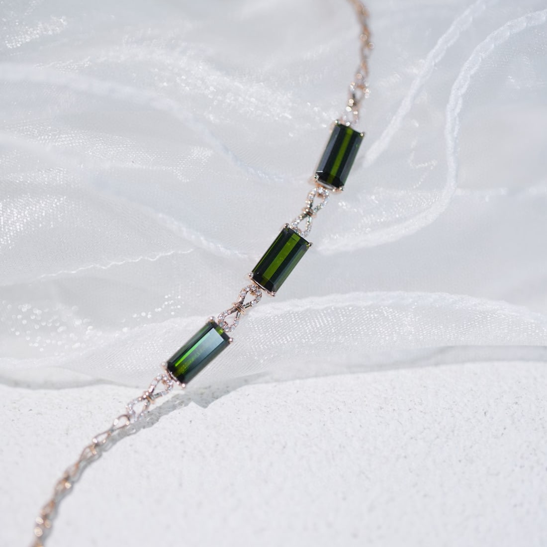 14k Gold 5.18 Ctw Natural Tourmaline & Diamond Bracelet: Ref:230951124 // gold content:14k gold // main gemstone:tourmaline // shape:octagonal // carat weight:5. 05ct // color:green // treatment:natural // // adjacent gemstone 2 : diamond // shape:round