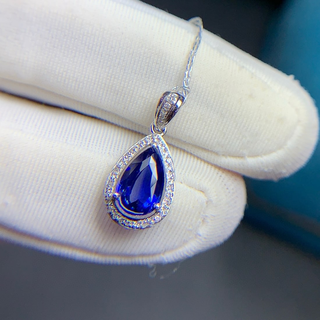 14k Gold 1.05 Ct Natural Sapphire & Diamond Pendant( Without Chain ): Ref:230951143 // gold content:14k gold // main gemstone:sapphire // shape:pear // carat weight:1. 05ct // color:royal blue // treatment:natural // // adjacent gemstone 2 : diamond // shape:round //