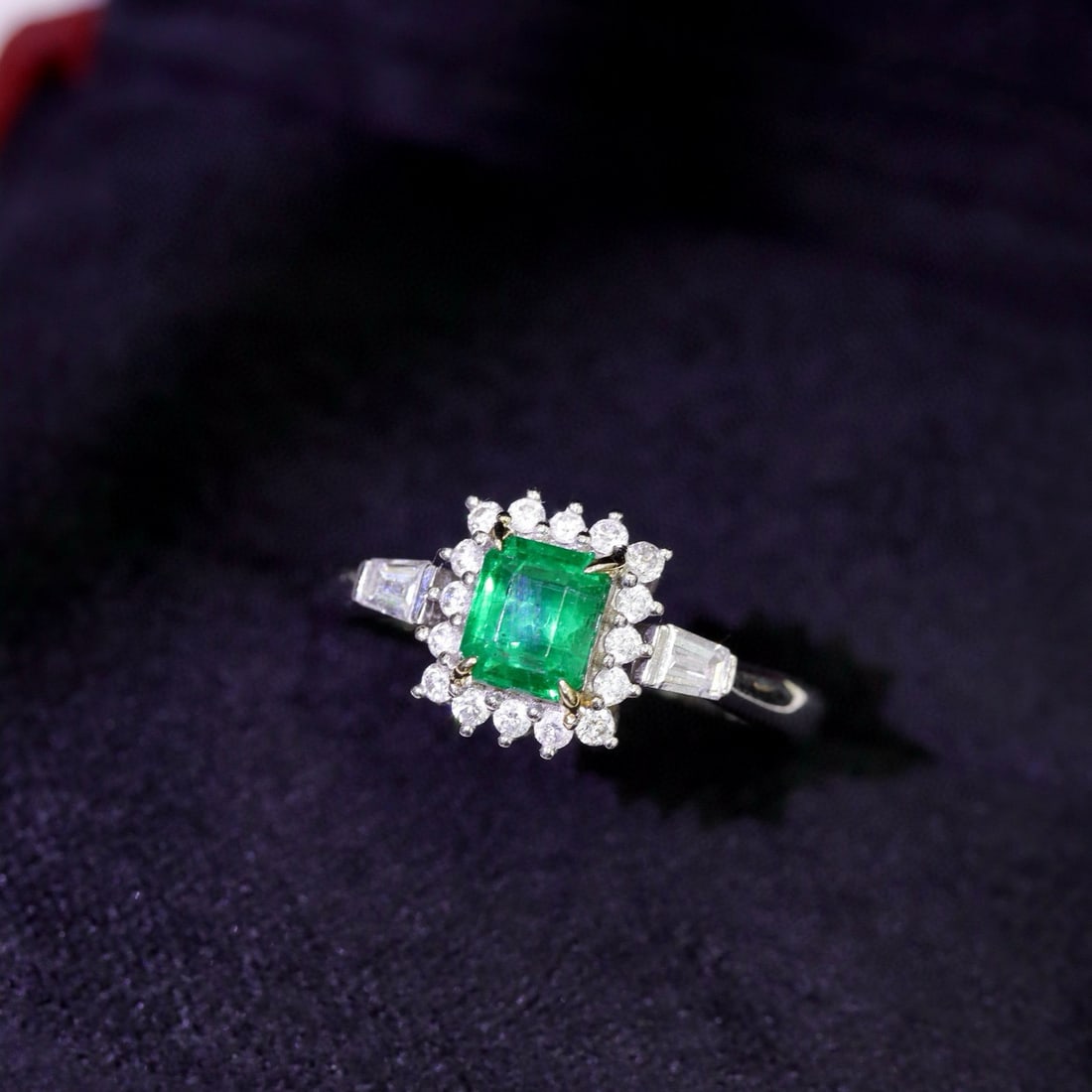 14k Gold 1.00 Ctw Vivid Green Natural Emerald & Diamond Ring - 4