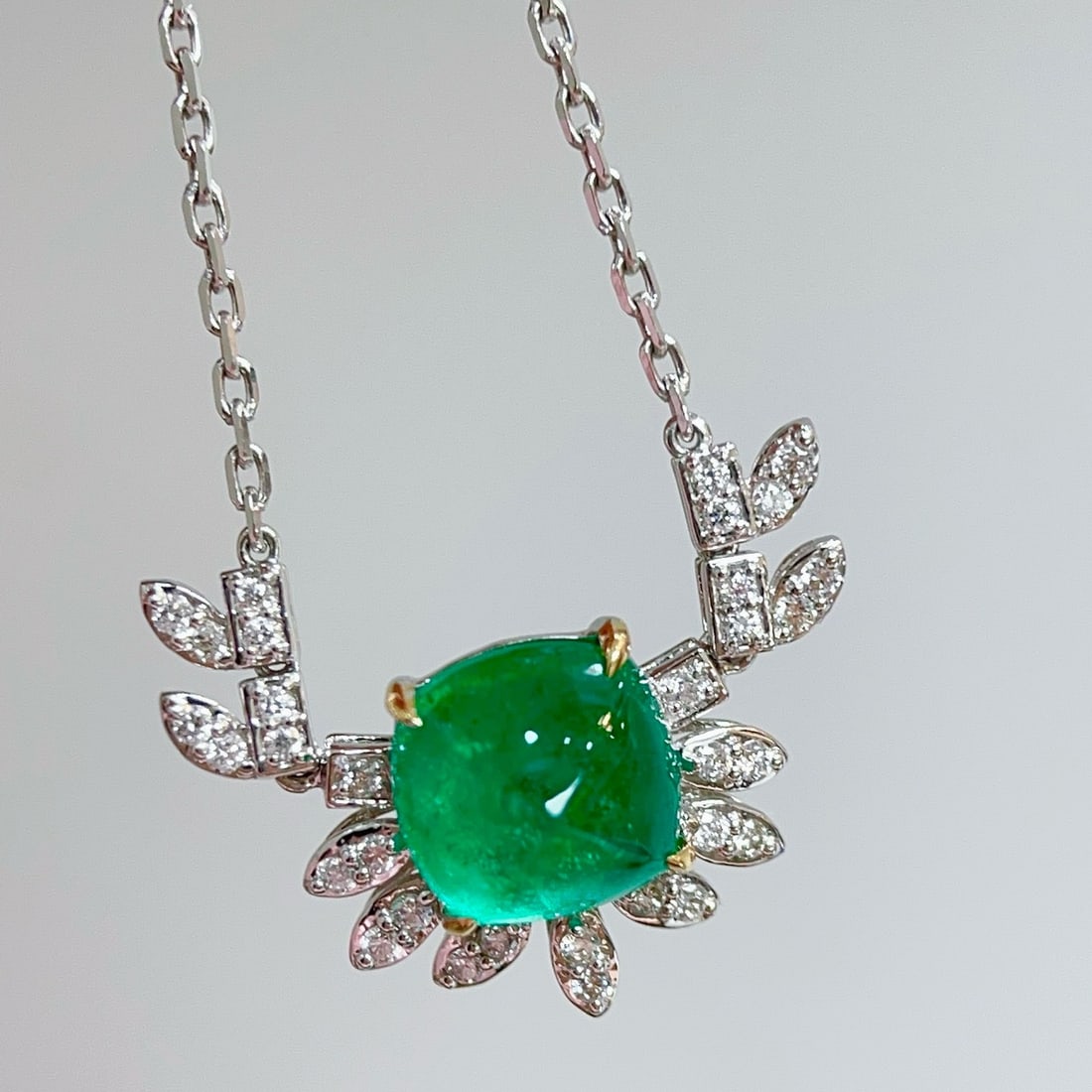 14k Gold 2.50 Ctw Vivid Green Natural Emerald & Diamond Necklace: Ref:230951206 // gold content:14k gold // main gemstone:emerald // shape:suger-loaf // carat weight:2. 3ct // color:vivid green // treatment:natural // // adjacent gemstone 2 : diamond //