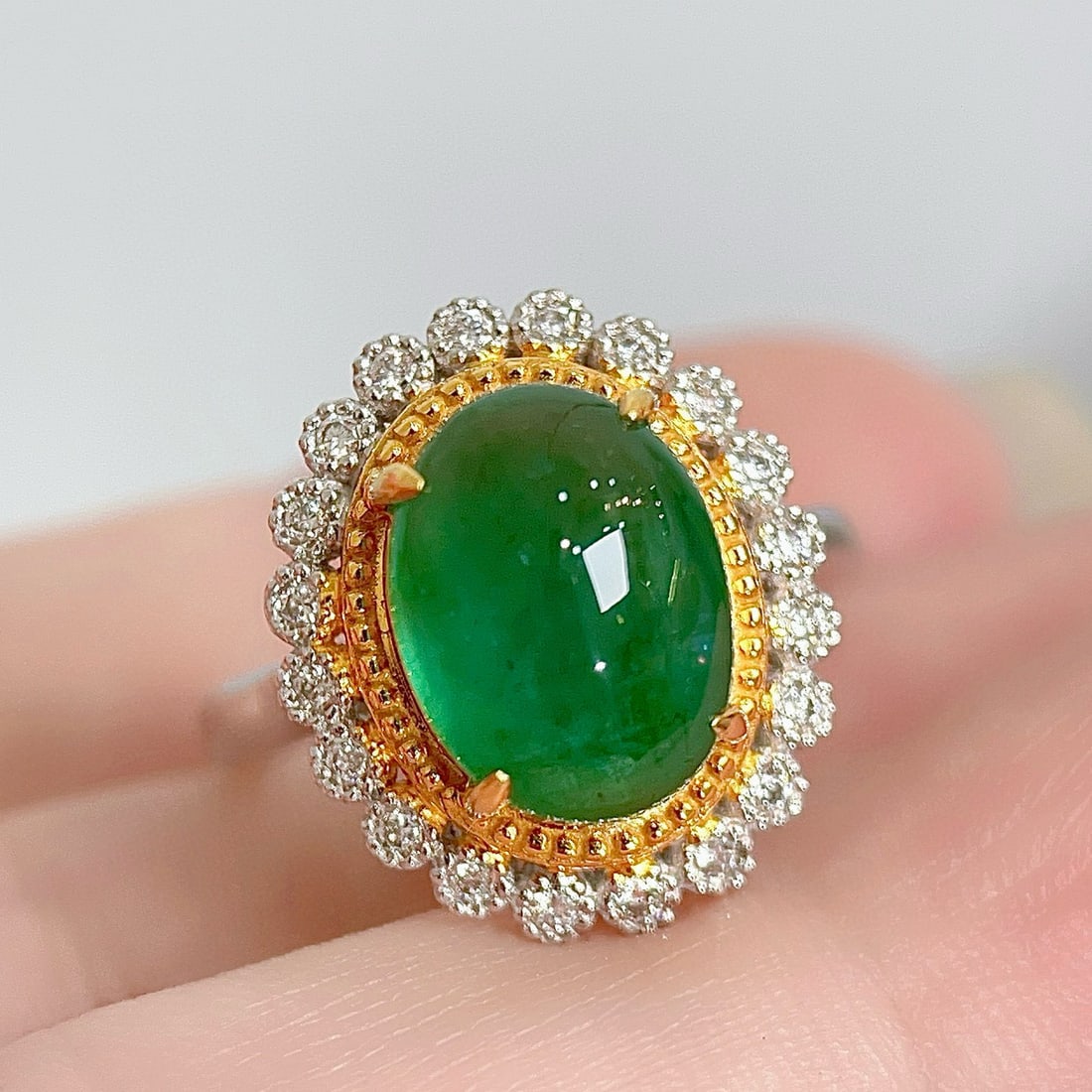 14k Gold 4.2 Ct Natural Emerald & Diamond Ring: Ref:230951208 // gold content:14k gold // ring size:7. 25us // // main gemstone:emerald // shape:oval // carat weight:4. 2ct // color:green // treatment:natural // // adjacent gemstone 2 : diamond