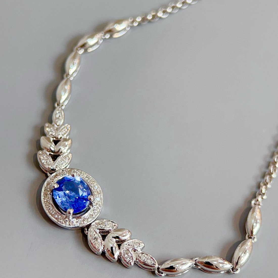 14k Gold 0.9 Ct Natural Sapphire & Diamond Bracelet: Ref:230951214 // gold content:14k gold // main gemstone:sapphire // shape:oval // carat weight:0. 9ct // color:cornflower blue // treatment:natural // // adjacent gemstone 2 : diamond // number of