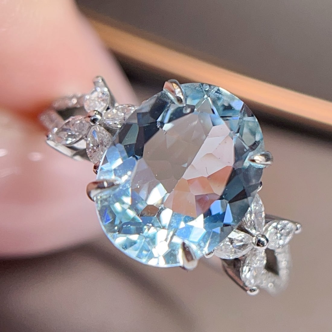 14k Gold 3.33 Ctw Natural Aquamarine & Diamond Ring: Ref:230951221 // gold content:14k gold // ring size:7. 25us // // main gemstone:aquamarine // shape:oval // carat weight:3ct // color:blue // treatment:natural // // adjacent gemstone 2 : diamond