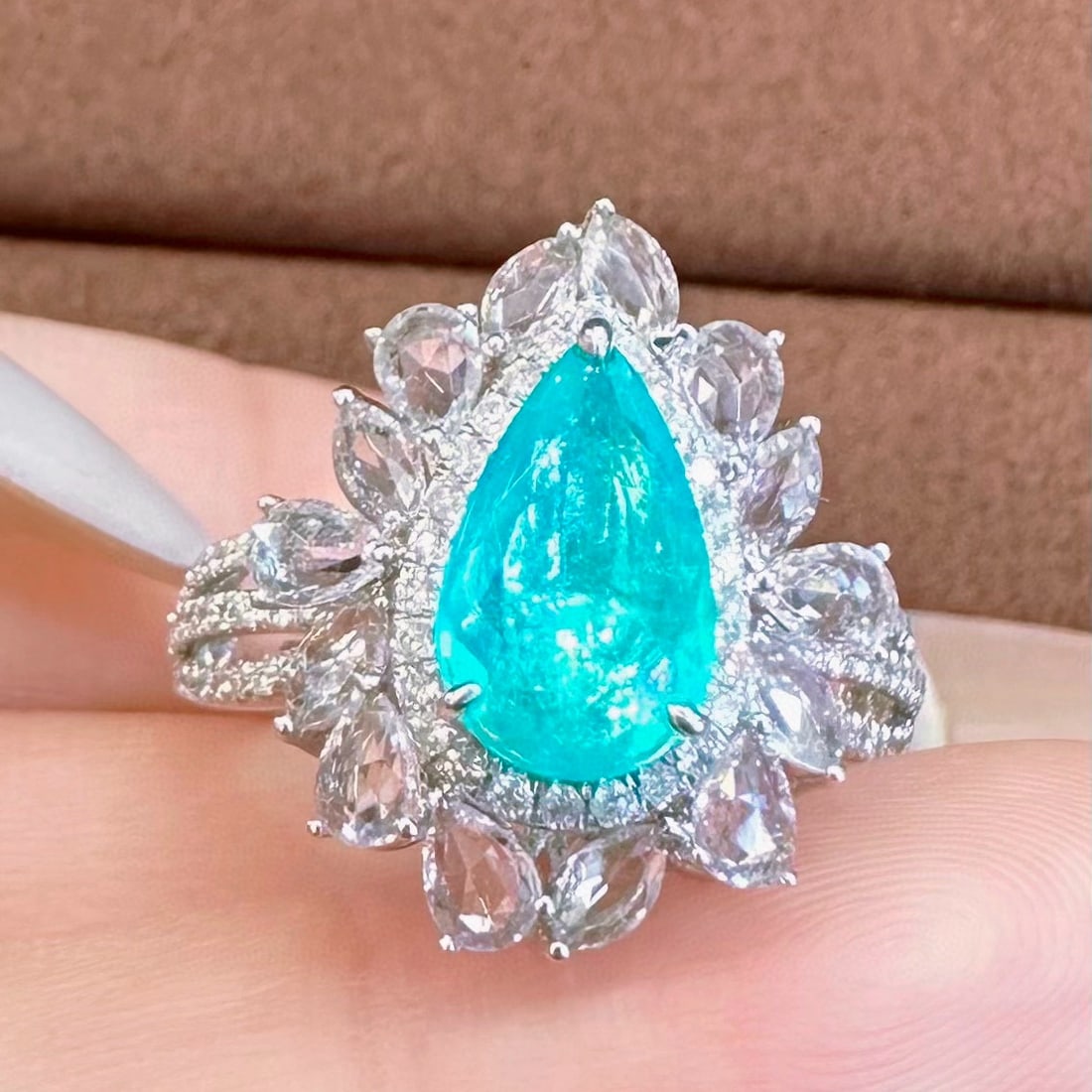 14k Gold 1.36 Ctw Natural Paraiba Tourmaline & Diamond Ring: Ref:230952010 // gold content:14k gold // ring size:7. 25us // // main gemstone:paraiba tourmaline // shape:pear // carat weight:1. 02ct // color:neon blue // treatment:natural // // adjacent