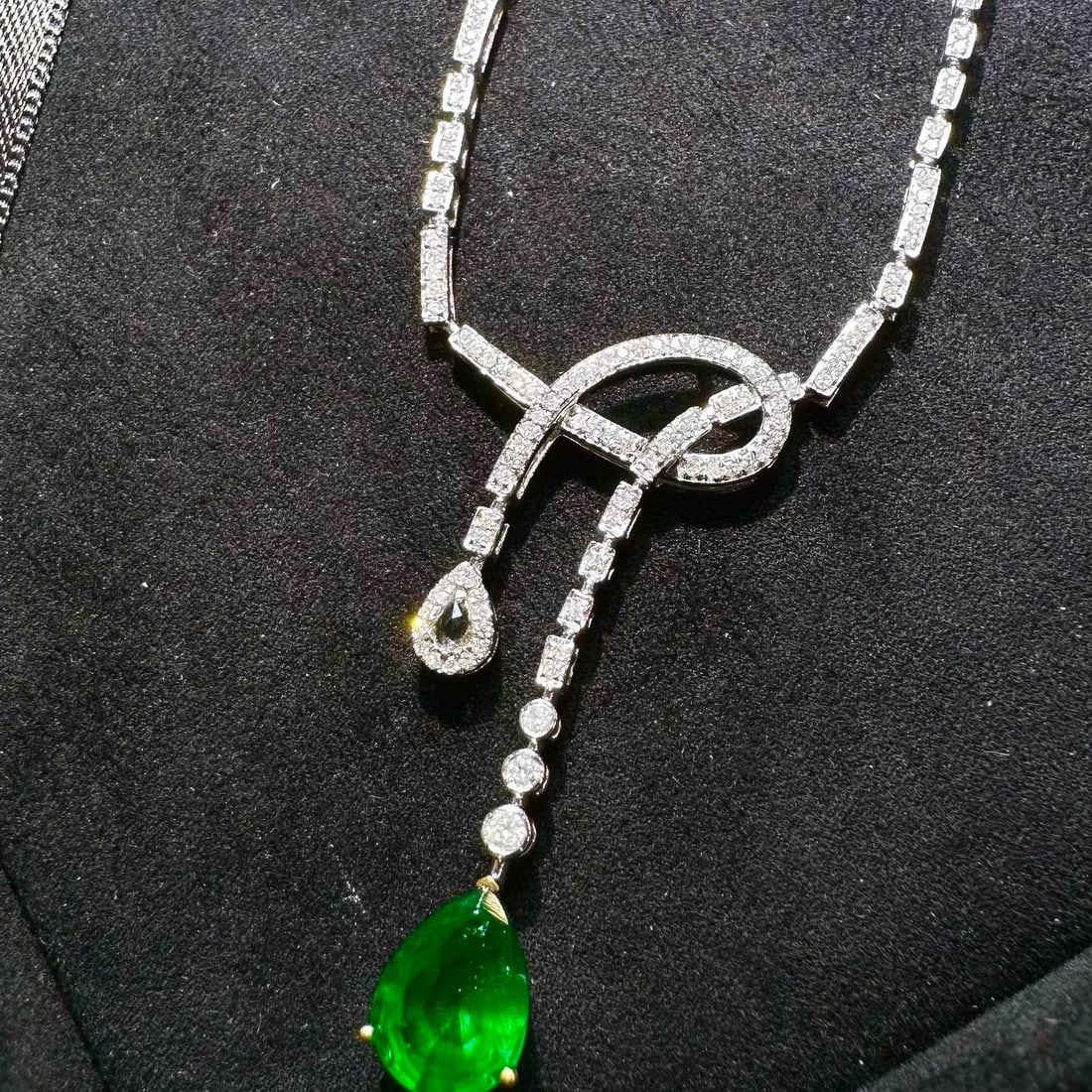 14k Gold 1.75 Ctw Vivid Green Natural Emerald & Diamond Necklace: Ref:230952013 // gold content:14k gold // main gemstone:emerald // shape:pear // carat weight:1. 32ct // color:vivid green // treatment:natural // // adjacent gemstone 2 : diamond // shape:round //