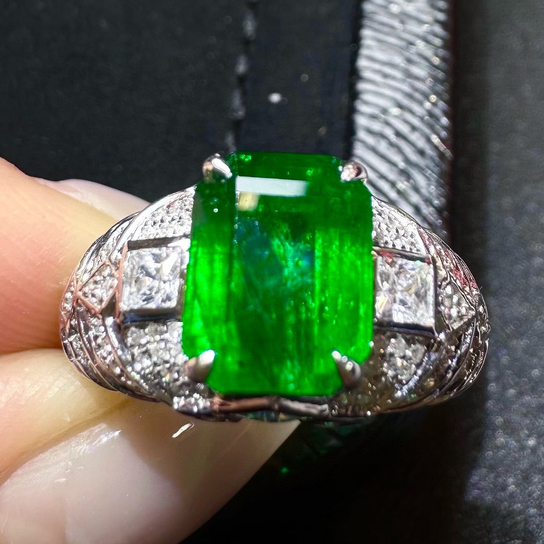 14k Gold 2.78 Ctw Vivid Green Natural Emerald & Diamond Ring: Ref:230952016 // gold content:14k gold // ring size:7. 25us // // main gemstone:emerald // shape:octagonal // carat weight:2. 37ct // color:vivid green // treatment:natural // // adjacent gemstone