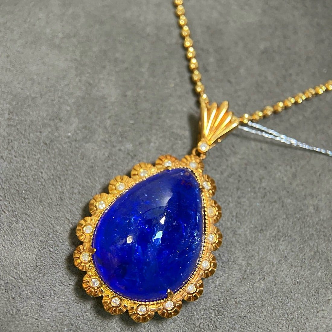 14k Gold 29.58 Ctw Natural Tanzanite & Diamond Pendant( Without Chain ): Ref:230952033 // gold content:14k gold // main gemstone:tanzanite // shape:pear // carat weight:29. 45ct // color:blue // treatment:natural // // adjacent gemstone 2 : diamond // shape:round //