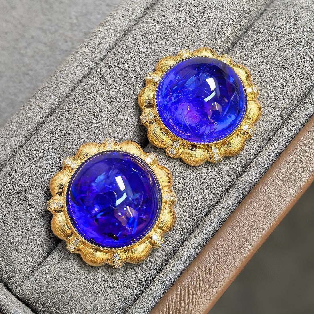 14k Gold 17.33 Ct Natural Tanzanite & Diamond Earrings: Ref:230952043 // gold content:14k gold // main gemstone:tanzanite // shape:round // carat weight:17. 33ct // color:blue // treatment:natural // cut grade:g // // adjacent gemstone 2 : diamond //