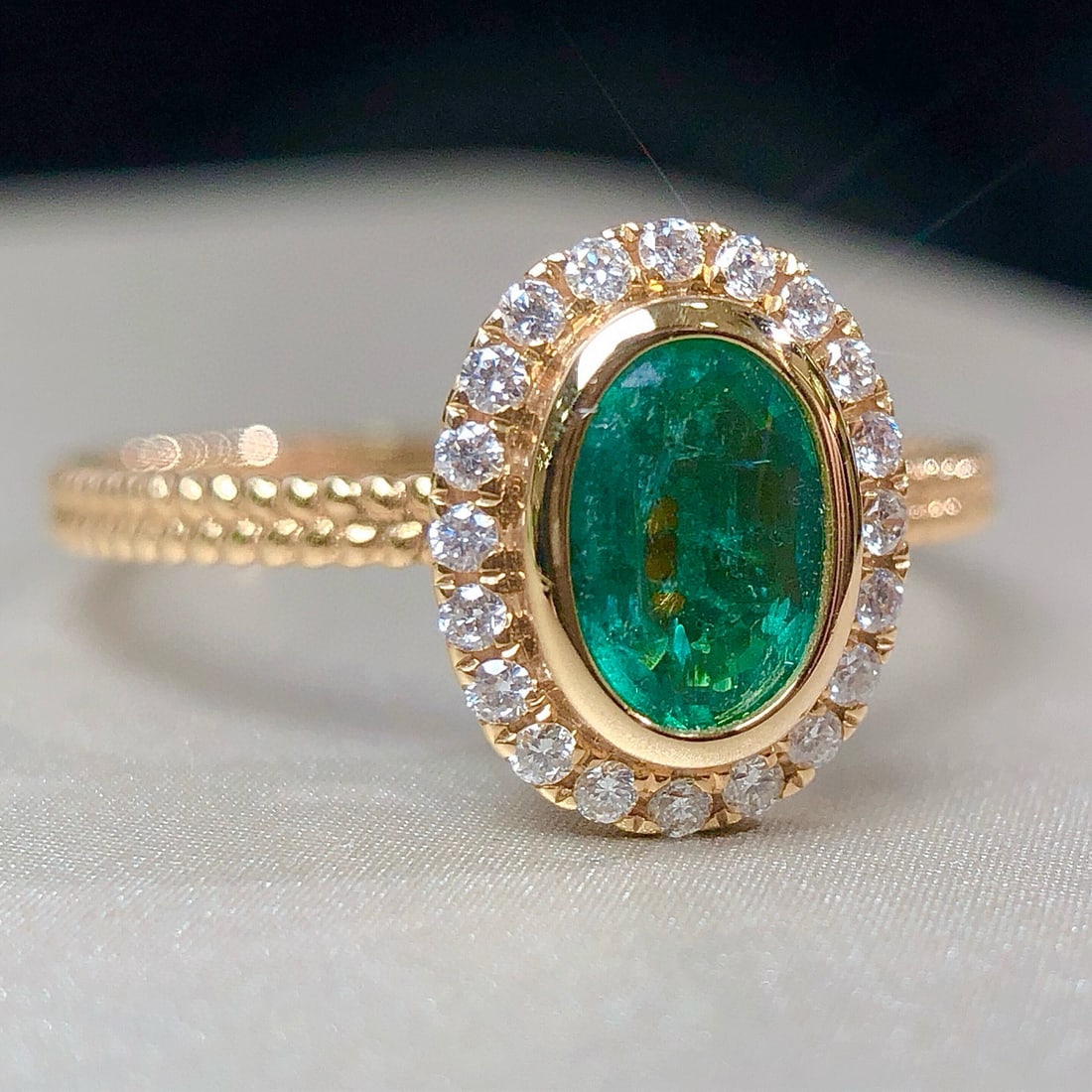 14k Gold 0.64 Ctw Vivid Green Natural Emerald & Diamond Ring: Ref:230952044 // gold content:14k gold // ring size:7. 25us // // main gemstone:emerald // shape:oval // carat weight:0. 54ct // color:vivid green // treatment:natural // // adjacent gemstone 2 :