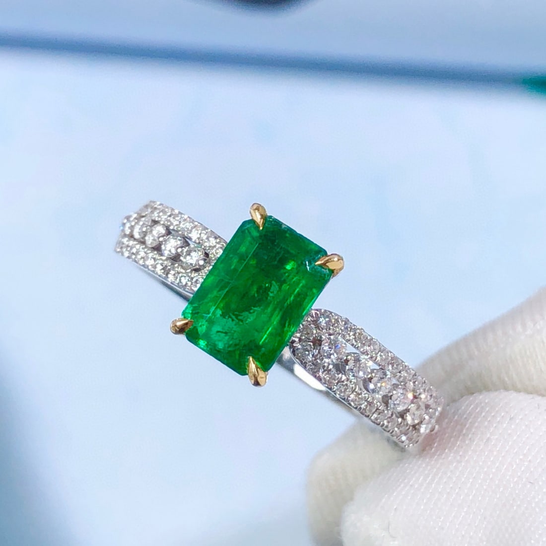 14k Gold 1.26 Ctw Vivid Green Natural Emerald & Diamond Ring: Ref:230952051 // gold content:14k gold // ring size:7. 25us // // main gemstone:emerald // shape:octagonal // carat weight:1. 0ct // color:vivid green // treatment:natural // // adjacent gemstone