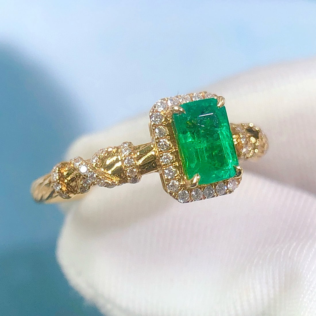 14k Gold 0.86 Ctw Vivid Green Natural Emerald & Diamond Ring - 3