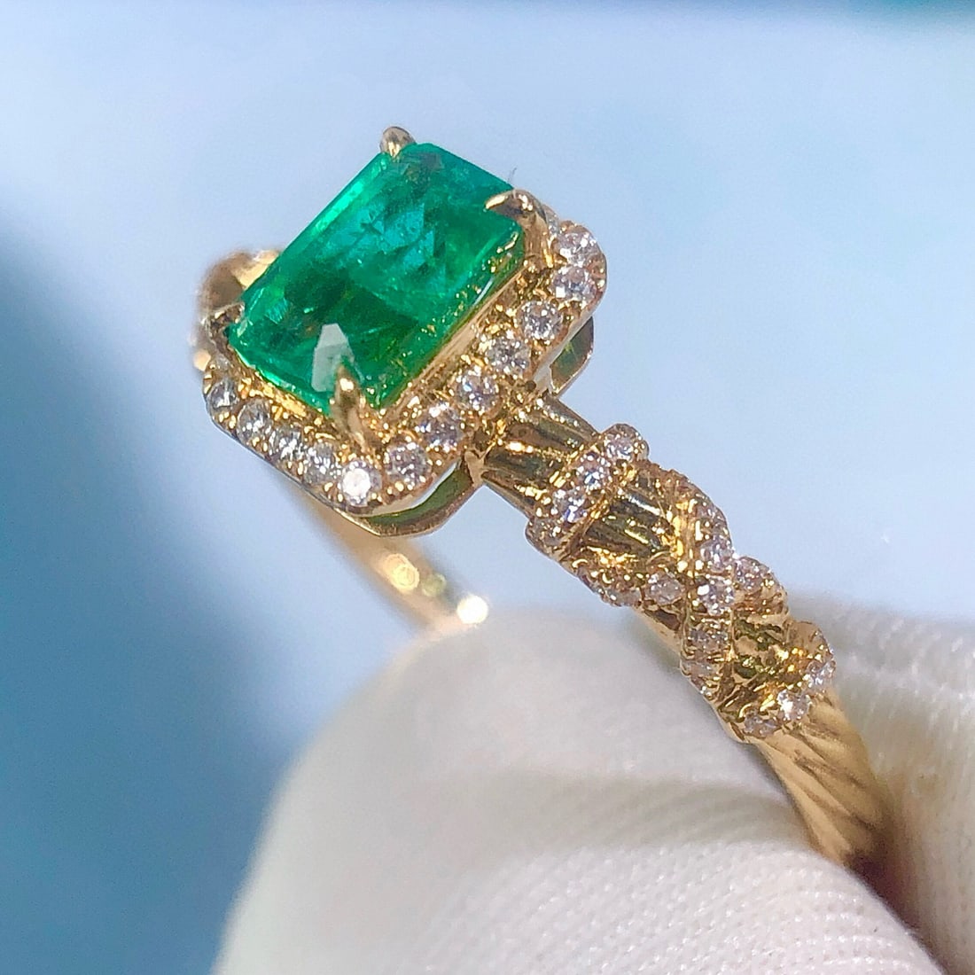 14k Gold 0.86 Ctw Vivid Green Natural Emerald & Diamond Ring - 4