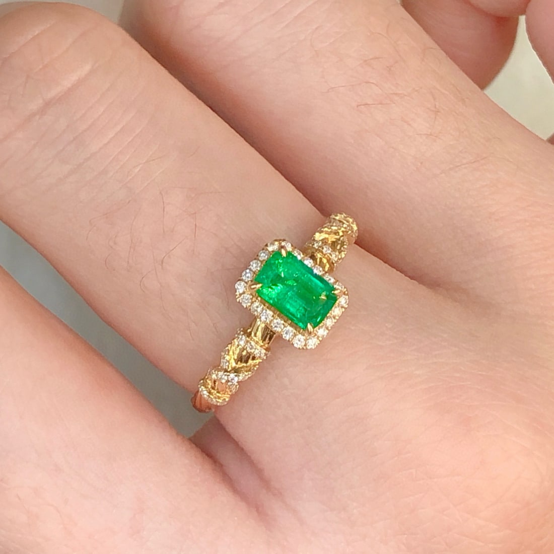 14k Gold 0.86 Ctw Vivid Green Natural Emerald & Diamond Ring - 6