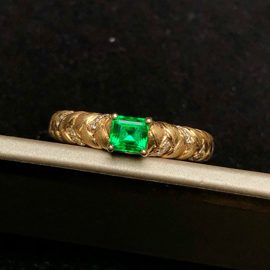 14k Gold 0.36 Ctw Natural Emerald & Diamond Ring: Ref:230952069 // gold content:14k gold // ring size:7. 25us // // main gemstone:emerald // shape:octagonal // carat weight:0. 31ct // color:green // treatment:natural // // adjacent gemstone 2 :